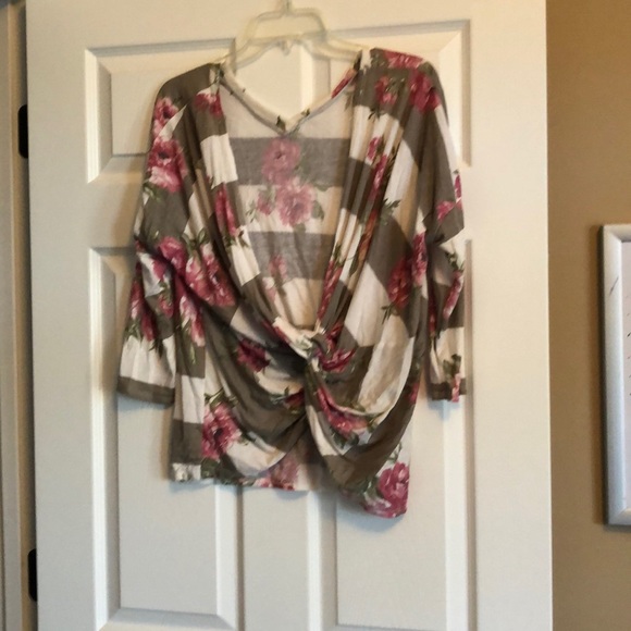 Gray Floral open back top - Picture 2 of 2